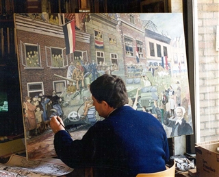 Bram de Jong aan het werk met het schilderij Bevrijding 1945
